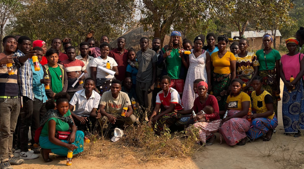 Volunteers in Farmers Club Momena